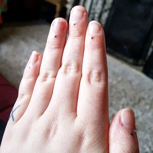 Some cute dots on both hands fingers 😊 #alternativegirl#tattooedgirl #stretchedears #piercedgirl#newtattoo #newaddition #dots #fingertattoos #cute #simple #smallhands #smalldetails