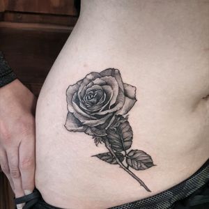 Little rose For inquiries email olgamdtattoos@gmail.com And to book in email kxtp@hotmail.co.uk #rose #rosetattoo #realisticrose #tattoo #tattoos #tattooed #ink #Londontattoos #blackandgreytattoos #blackandgreyrealism #blackandgrey #blackwork #blackworktattoo #blackworkers #darkartists #art #artonskin #tattooart #illustration #tattooartist #design #tattoodesign #customdesign #customtattoo #kingscross #inked #uktta #tattoodo
