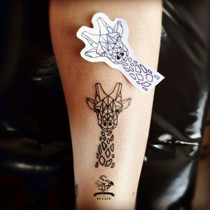 @daniel_filho_tattoo #tattoogeometric #tattoogirafa #tattoominimalism #tattoodelicada #tattoolife
