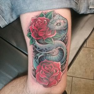 Cover-up with a dnake and roses tattoo #snake #snaketattoo #roses #rosestattoo #redroses #man #bluesnake #cover #coverup #coveruptattoo #CoverUpTattoos #covering #upperleg