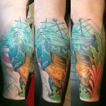 Sea bed tattoo with pirate ship and gold treasure #pirate #pirateship #piratetattoo #pirateshiptattoo #sea #seabed #seabedtattoo #treasure #treasurechest #treasurechesttattoo #TreasureIsland #piratetreasure #color #colorful #colortattoo #fullcolor #gold #wood #bottom #plants #lighthouse #lighthousetattoo