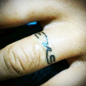 Just a little tattoo that I make last night, initials of the daughter's of my client, super pleased with the work, for more delicate and exquisite tattoo message me.Or you can also contact me @ Facebook.com/zenkyInk#zenkyink #fingertattoo  #finger  #zenkytattoo #Iniciales #inicials #zenkytattoos #firsttatooed #delicatetattoos #awesometattoos #minimaltattoo #letteringtattoo #lettering #minimal