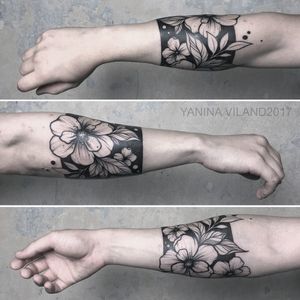 By #YaninaViland #armband #flowers #blackwork #floral