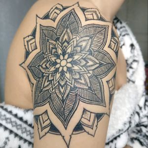 Mandala top of sleeve#mandala #sleeve #geometric #flower #blackandwhite