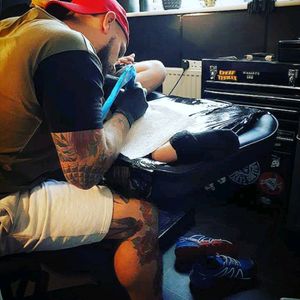 🤘#walshyzink  #intheflesh  #tattoo #tattoos #tatt #tattz #ink #inked #oldschool #trad #traditional #knife #cool #cheyennehawk #southwales #welshtattooist #cheyennehawkpen  #cheyenne #ezfilterpen #eternalink  #tattooist #tattooartist #linework #skull #dagger #tattoostudio #tattooparlour #swansea #wales