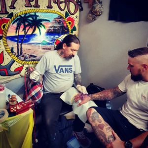 @oliverpecker 🤘#walshyzink  #intheflesh  #tattoo #tattoos #tatt #tattz #ink #inked #oldschool #trad #traditional #knife #cool #cheyennehawk #southwales #welshtattooist #cheyennehawkpen  #cheyenne #ezfilterpen #eternalink  #tattooist #tattooartist #linework #skull #dagger #tattoostudio #tattooparlour #swansea #wales