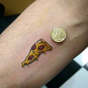 🍕 Mini Pizza #tattoo #tatuagem #tatuaje #pizza #minimalist #minimaltattoo #minitattoo #foodtattoo #pizzatattoo #colortattoo