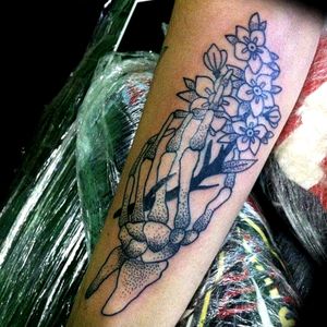 Skull hands with flowers. Dotwork Tattoo. #annytattoomanaus #tatuadorademanaus #manausamazonas #skull #flowers #dotwork #dotworktattoo #traditional