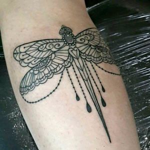 Dragonfly. #annytattoomanaus #tatuadorademanaus #manausamazonas #dragonflytattoo #linework #lineworktattoo #ornamental #ornamentaltattoo