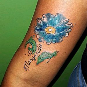 Watercolor Daisy Tattoo.#annytattoomanaus #tatuadorademanaus #watercolor #watercolortattoo #daisytattoo #TatuadorasDoBrasil