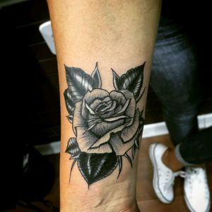 Rose tattoo coverup. Bye ex! Tattoo de Rosa cobertura tchau ex!#rose #coverup #coveruptattoo #flowerstattoo #blackart #blackwork #whipshading  #blackandgrey #electricink #fineline #vivianferreira #electra #everlest #eikon #tattoodo #tattooartist #femealetattoo #tatuadora #tattoorio #tattoobrasil #tatuagemdelicada #ginger #lovemyjob #inklifestyle