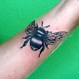 Little Bee 🐝#annytattoomanaus #TatuadorasDoBrasil #tatuadorademanaus #bee #beetattoo #tatuagem