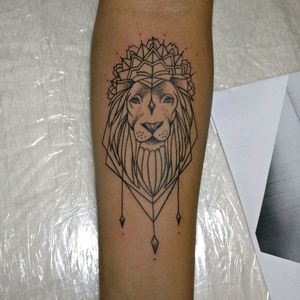 Tatuagem de um leão em traços e pontos... Obs: com base em um desenho da web#tattoodelicada #tatuagem #leão #liontattoo #lion #dots #dotstattoo #blacklines #finelines #pontilhismo