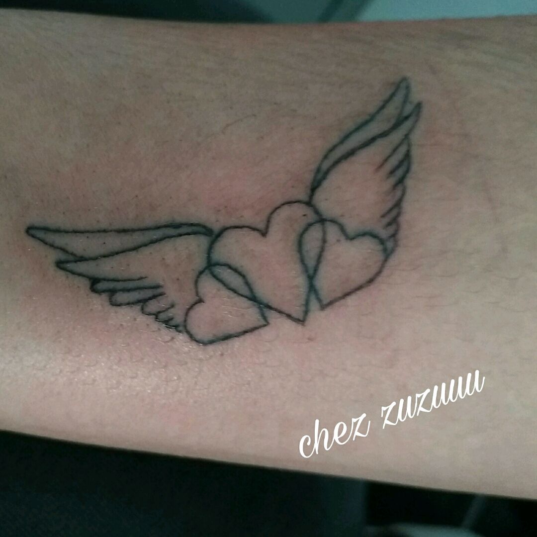 Tattoo Uploaded By Lys Tattoo Tatouage Avant Bras Poignet Femme Petits Pieds Empruntes De Bebe Tatou Minimaliste Tres Petit Et Discret Pieds En Dotwork Pour Plus De Finesse