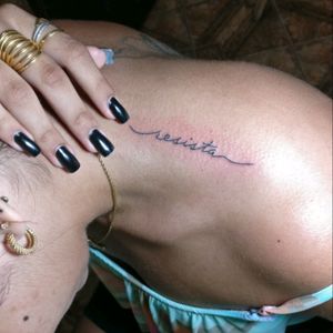 Tattoos delicadas e minimalistas#tattoodelicada #finelinetattoo #blacklines #minimalista #tatuagem #tatuagemfeminina
