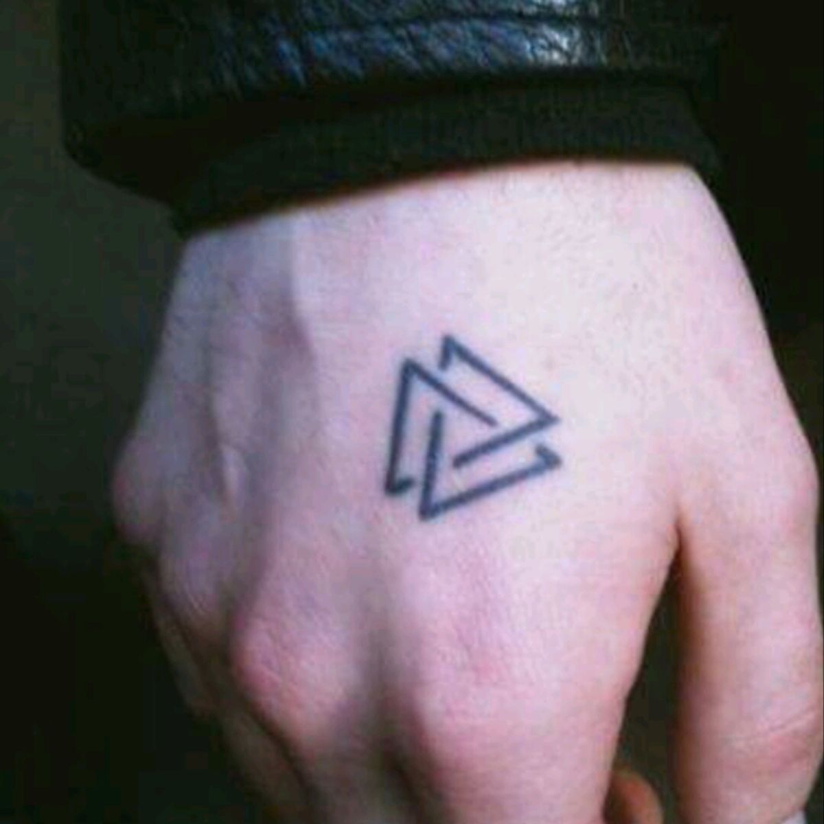 Тату три треугольника на руке мужские