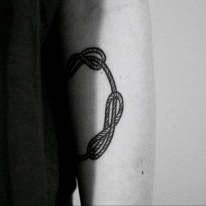 Love knot by Romano tattoer at Abraxas, Paris #loveknot #loveknottattoo #rope #ropetattoo