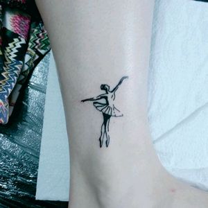 Tattoo de hoje no tornozelo da @arianeedfisica #tattoo #tattoos #tattooworkers #tattooartist #tattooart #tatuagem #tatuaje #ink #smalltattoo #small #bailarina #ballet #dance #dancer #delicada #tatuada #tatuagempequena #electricink #tattoaria #tattoo2me #tattoosp #tatuagemdelicada #tattooyou #tattoodo #inspirationtatto #inspirationoftattoo #tatuagensnasfotos #inspiringblacktattoo #tattoosp #igarata #ciclum #settattoostudio