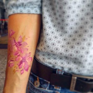 #colortattoo #ink #inkedgirl #tattoo #tattooed #sakuraflower #cherryblossomtattoo #petals #sakuraflowertattoo #Cheyenne #worldfamousink #noregretstat #DumitruAlexanderTattoo