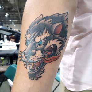 Aweomse traditional wolf done by Dan Graham of honor bound tattoos #traditional #wolf #traditionalwolf #oldschool #color #yyc #calgarytattooconvention
