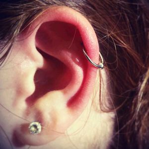 Пирсинг Пинна уха. Украшение/кольцо из хирургической стали 316L, с шариком. Студия художественной татуировки и пирсинга Evolution. www.evotattoo.ru. Тел./WhatsApp:8(925)5143553. #tattooandpiercing #ear_pircing #ear #body_piercing #piercing_pinna #pinna #piercing #пирсинг #пирсинг_пинна #прокол_уха #прокол_хряща #пирсинг_уха #проколоть_хрящ #кольца_для_пирсинга #украшения_для_пирсинга #магазин_пирсинга #пирсинг_рядом_с_домом #пирсинг_черемушки #пирсинг_обручева #пирсинг_профсоюзная #пирсинг_юзао #пирсинг_москва @evolution_tattoo_studio