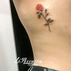 #alinepessutto #lipessutto #tattoodelicada #tattoorosas #delicatedtattoo #rosestattoo #minimalist #realism #rosa #roses
