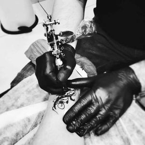 В процессе создания очередной тату... .Студия художественной татуировки и пирсинга Evolution. www.evotattoo.ru. Тел./WhatsApp: 8(925)5143553. #tattoo_studio #tattoos #tattoo #tattoo_master #тату #татуировки #тату_салон #тату_студия #тату_студия_evolution #тату_москва #татуировки_в_москве #татуаж_бровей #татуаж #пирсинг @evolution_tattoo_studio