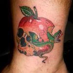 Tattoo feita em mim mesmo!😆 #TanTattooist #TanSaluceste #Tattoo #Tattoodo #TattooSP #tatuagem #Tatuaje #Skulltattoo #skull #appletattoo #Caveira #maçã