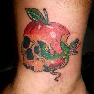Tattoo feita em mim mesmo!😆#TanTattooist #TanSaluceste #Tattoo #Tattoodo #TattooSP #tatuagem #Tatuaje #Skulltattoo #skull #appletattoo #Caveira #maçã