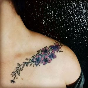 Trabalho cicatrizado.Arte com referências.#tattoo #tattooartist #flowers #tattooflowers #femaletattoo