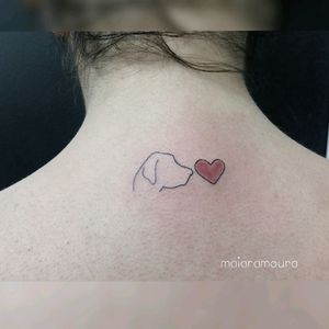 A Mão De Um Tatuador Uma Menina Com Tatuagens E Uma Tatuagem Recém-feita Na  Forma De Uma Palavra Na Mão De Uma Moça Imagem de Stock - Imagem de  manuscrito, arte: 205472765