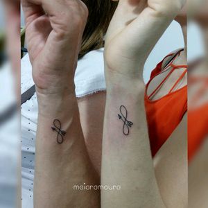 Mãe e filha#TattooGirl #tatuadora #maiaramoura#studio #blacktattoo#tattooartists #art #artist #tatuadoresbrasileiros #tattooartistmag#tattoomagazine #tattooinked #tatuagem #girltattoo #family #escrita #fineline #finelinetattoo