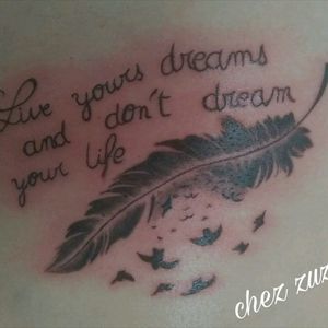 Vivez vos rêves et ne rêvez pas votre vie . La base de tout ;) #tattoo #passiondudessin #plume #ink #oiseaux #nofilters #capiquesurlescotes