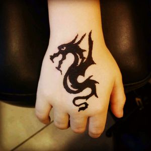 Временная татуировка (рисунок) хной - дракон. Рисунок сделан гипоаллергенной черной хной, по выбранному ребенком эскизу. Процесс нанесения рисунка 20 минут. Студия художественных татуировок и пирсинга Evolution. Тату мастер Вадим. www.evotattoo.ru. Тел./WhatsApp: 8(925)5143553. #tattoo #mehendi #tattoos #dragon #hand_tattoo #child_tattoos #blacktattoo #тату #татуировки #татуировка #тату_хной #хна #временные_тату #тату_на_две_недели #черная_хна #временные_татуировки #мехенди #дракон #детские_татуировки #рисунки_хной #салон_тату @tat2atom