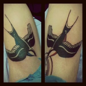 Friends with matching #traditionalswallow #traditional #traditionaltattoo #traditionaltattoos #AmericanTraditional #americantraditionaltattoo #americantraditionaltattoos #colortraditional #swallow #swallowtattoo #TraditionalArtist