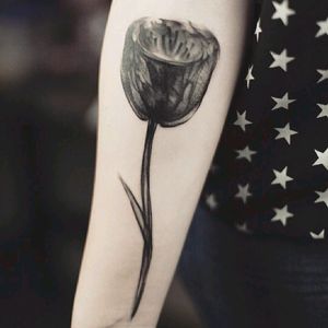 #inktourist #tulip #tulips #tuliptattoo #blackinkdesign #smoke #greywash #flower #botanical