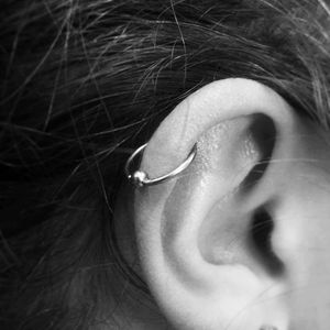 Пирсинг пинна уха. Украшение, кольцо из хирургической стали 316L. Студия художественной татуировки и пирсинга Evolution. www.evotattoo.ru. Тел./WhatsApp:8(925)5143553. #earpircing #ear #bodypiercing #piercing_pinna #pinna #piercing #пирсинг #пирсинг_пинна #сделать_пирсинг #прокол_хряща #пирсинг_уха #украшение_для_пирсинга #украшения #кольца #салон_тату_evolution @tat2atom