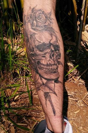 Fechamento de perna preto e cinza #tattoo #tattodoapp  #caveira #rosasnegras 