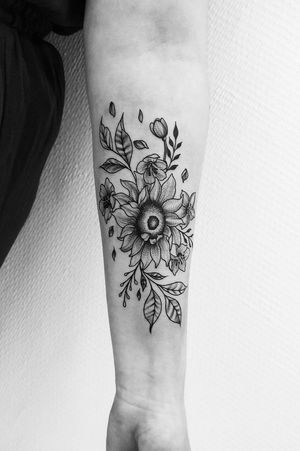 Flowers #tattoo#tatouage #flowertattoo #blackandgreytattoo #rosetattoo #tournesol #floraltattoo #engravingtattoo 