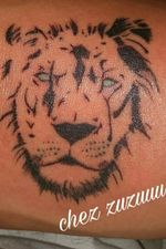 Et voilà , mon homme a passé le cap . Son premier tatouage es fait ;) marqué à vie dans sa peau hihihi . #lion #tattoo #ink #nofilters #yeuxbleus #love #avie #firstformylove 