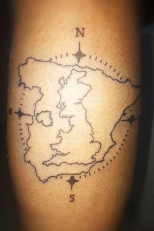 Sesion nocturna de tatuaje para acabar el verano! #tattoo #tatuaje #spain #england #compass #ink #killerink #pantherink #pantheraxxx #geograpy #legtattoo #torptattoo. By: @tora7x