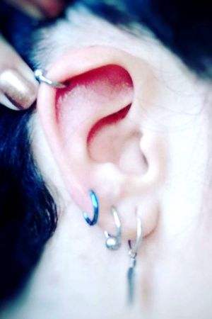 Segundo y tercer pendiente + helix, para empezar bien en el mundillo de los piercings... 😜 Pendientes y piercings 2€ si traes tu piercing 5€ si lo necesitas #torptattoo #torppiercing #piercing #ear #helix #second #third