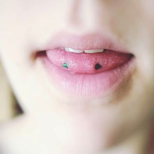 Pendientes y piercings 2€ si traes tu piercing 5€ si lo necesitas #torptattoo #torppiercing #piercing #snakeeyes #lengua #tongue