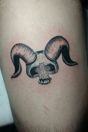 Tattoo feita pelo meu brother Daniel liraInstagram @de_lir4#lamb #bindingofisaac #blacktattoo #blackwork 