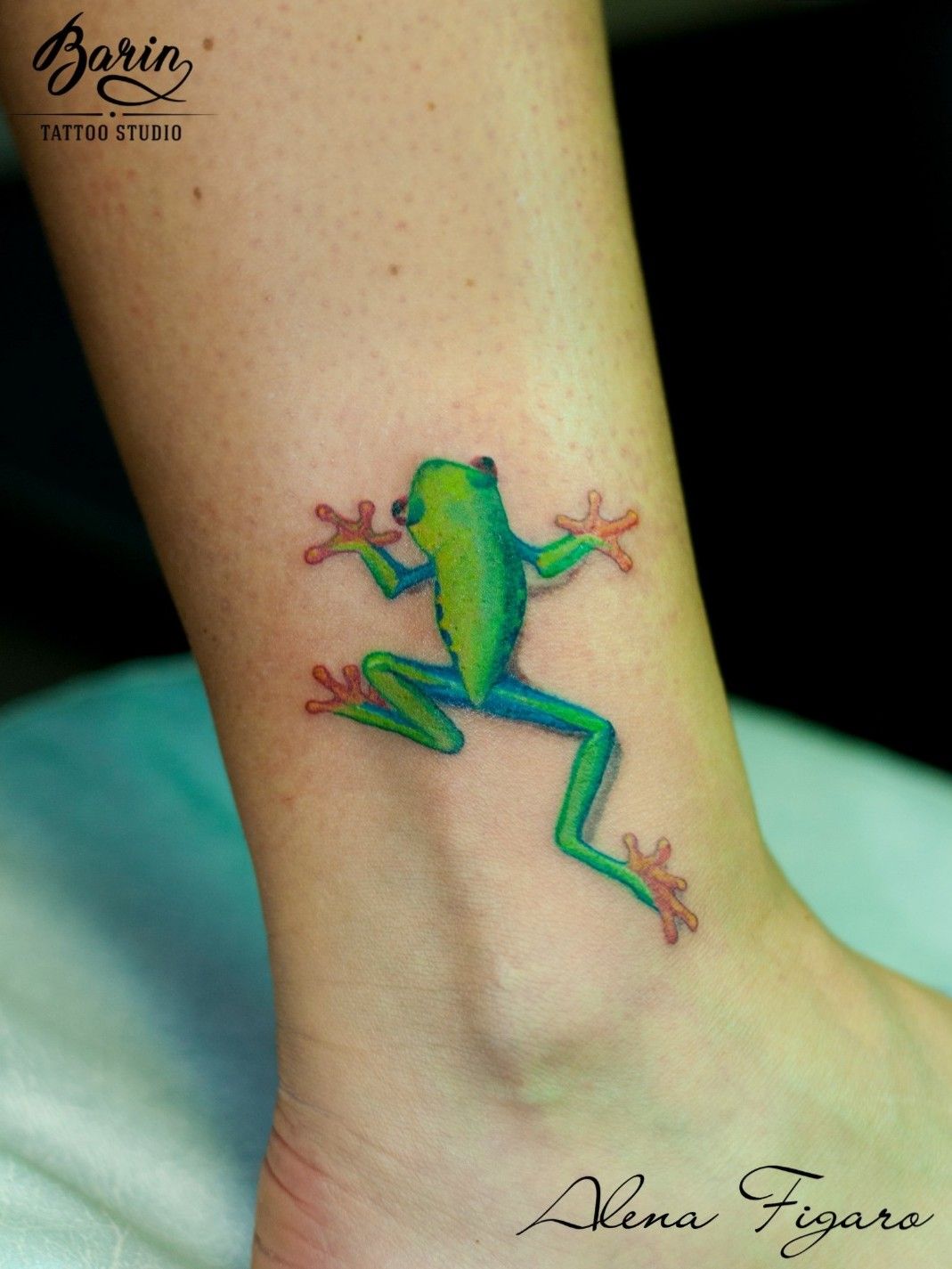 tree frog climbing tattoo