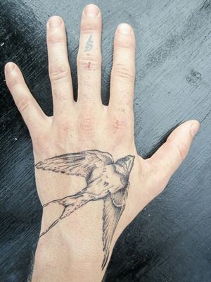 #birdtattoo #tattoo #onlyblacktattoos #lines #illustrationartist #illustration #draw #bird #anjuna #goa #blackandgreytattoo #handtattoos 