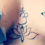 Sesion de doble tatuaje en el esternon! #mandala #mandalatattoo #ohm #ohmtattoo #loto #lototattoo #Breastbone #Breastbonetattoo #tattoedgirl #blackink #ink #tattoo #killerink #pantheraink #pantheraxxx #torptattoo by: @tora7x