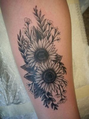 This #blackwork #sunflower #bouquet on Allie's forearm is a #christmasgift from her sister. #strancitattooandpiercing #clevelandtattooers
