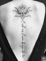#lotus #lotustattoo #backpiecetattoo #backpiece #fineline #minimal #dot #dotwork #script #scripttattoo #tattooartist #tattooïne 