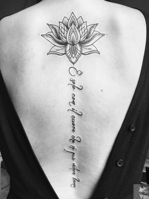 #lotus #lotustattoo #backpiecetattoo #backpiece #fineline #minimal #dot #dotwork #script #scripttattoo #tattooartist #tattooïne 